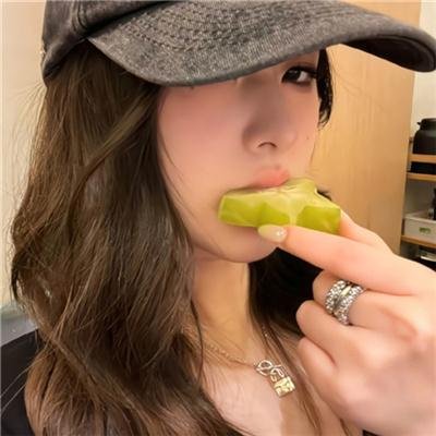 闭上眼睛活着很容易